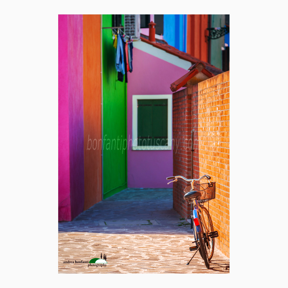 vicolo di burano con bici.jpg