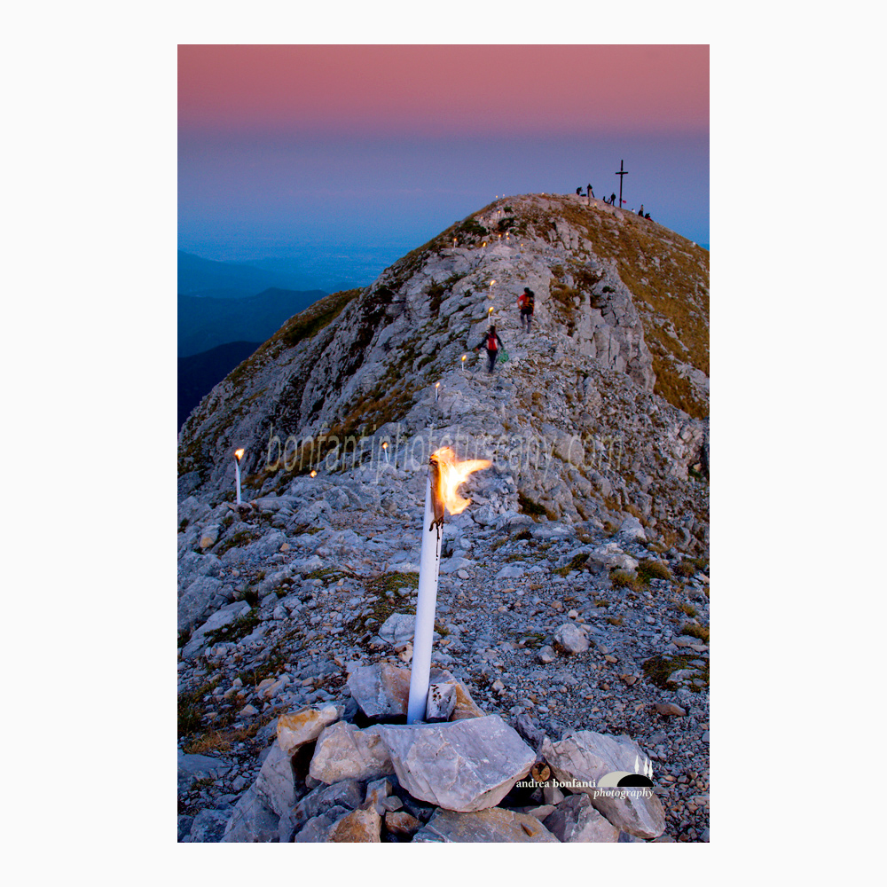 fiaccolata di agosto sulla pania della croce.jpg