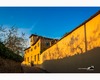 la villa razzolini spelman in via san leonardo con ombre di ulivi proiettate sul muro al tramonto.jpg