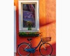 finestra e bici su fondo arancio in luce radente.jpg